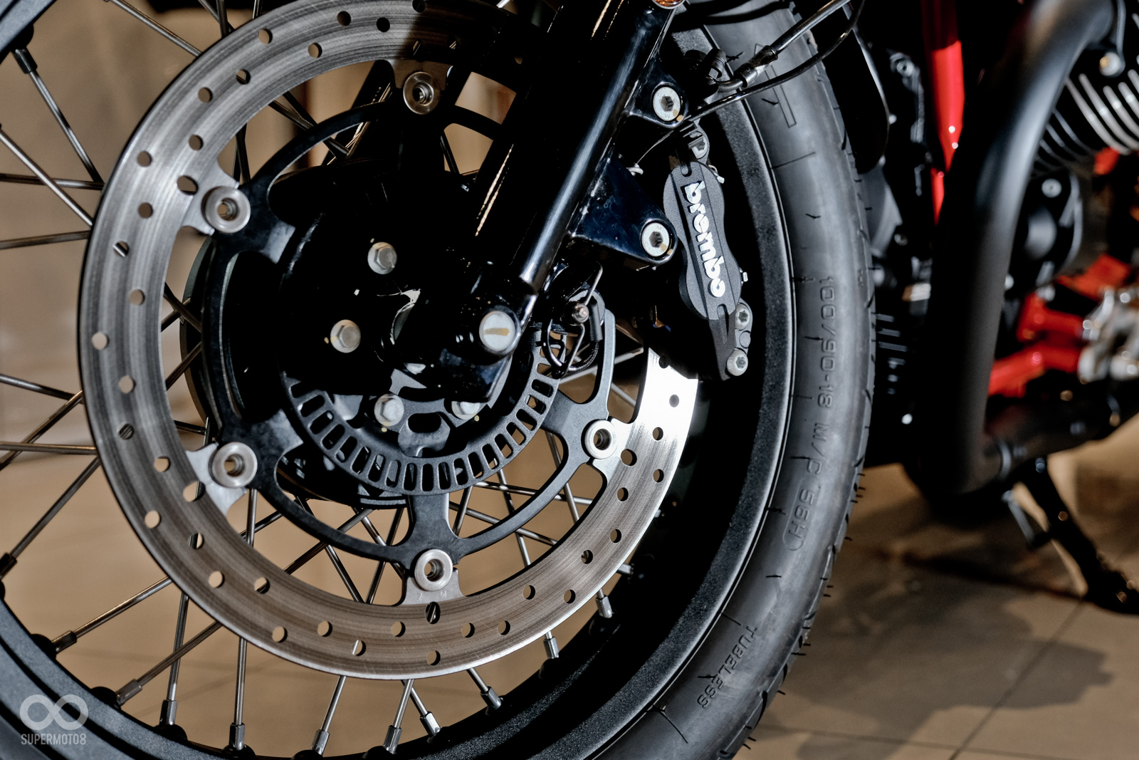 經典的鋼絲匡刻意用上消光色處理增添運動氣息,制動系統則是Brembo製品