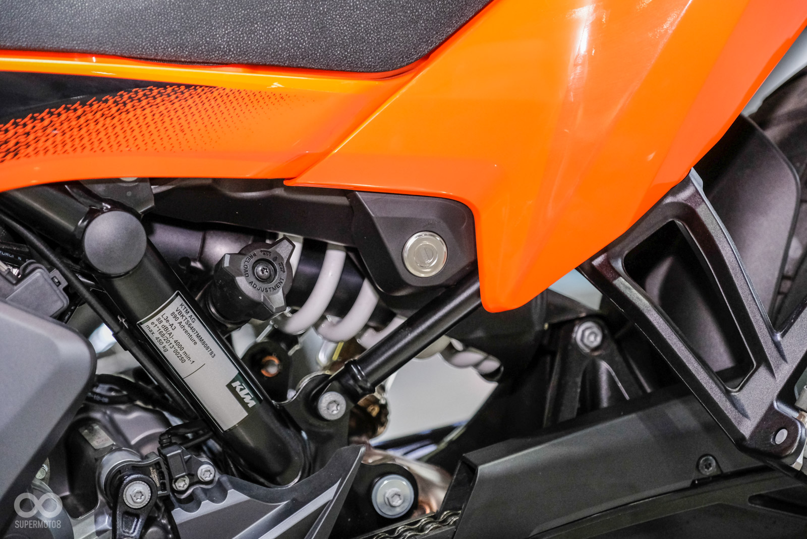 890 ADVENTURE前避震不可調，後避震回彈、預載可調