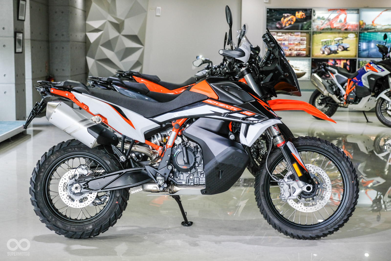 ADVENTURE/R除了輪胎、避震配置有所差異，坐墊樣式也略微不同