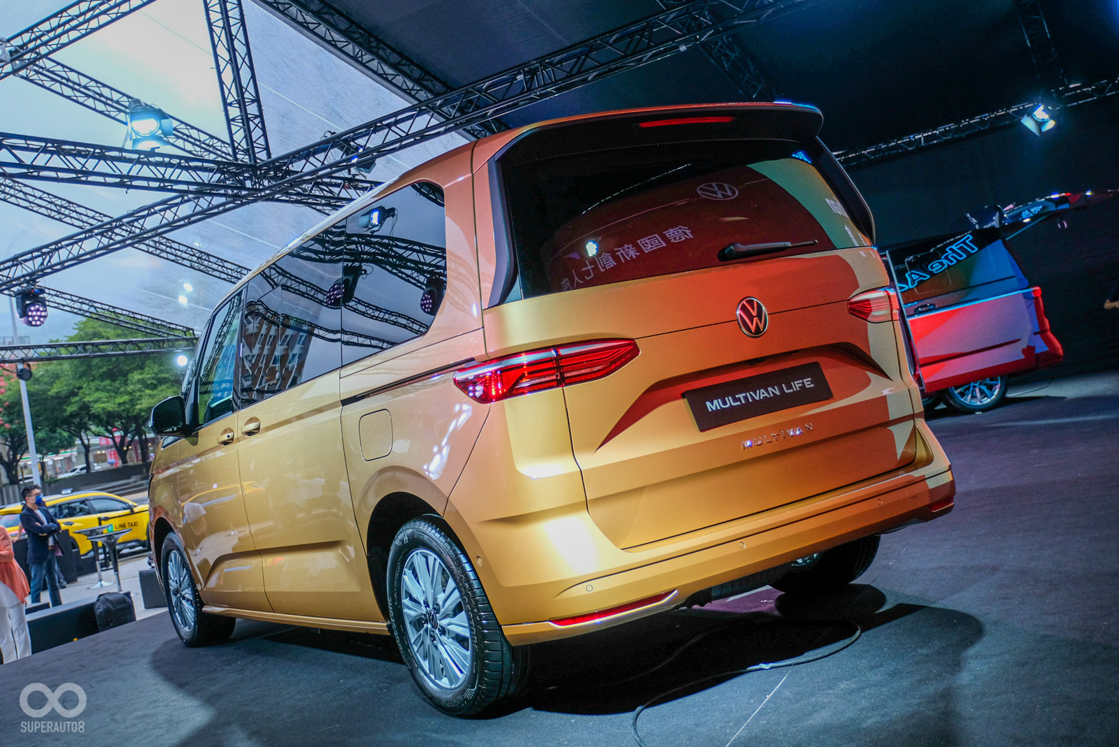 車尾擾流翼相當帥氣