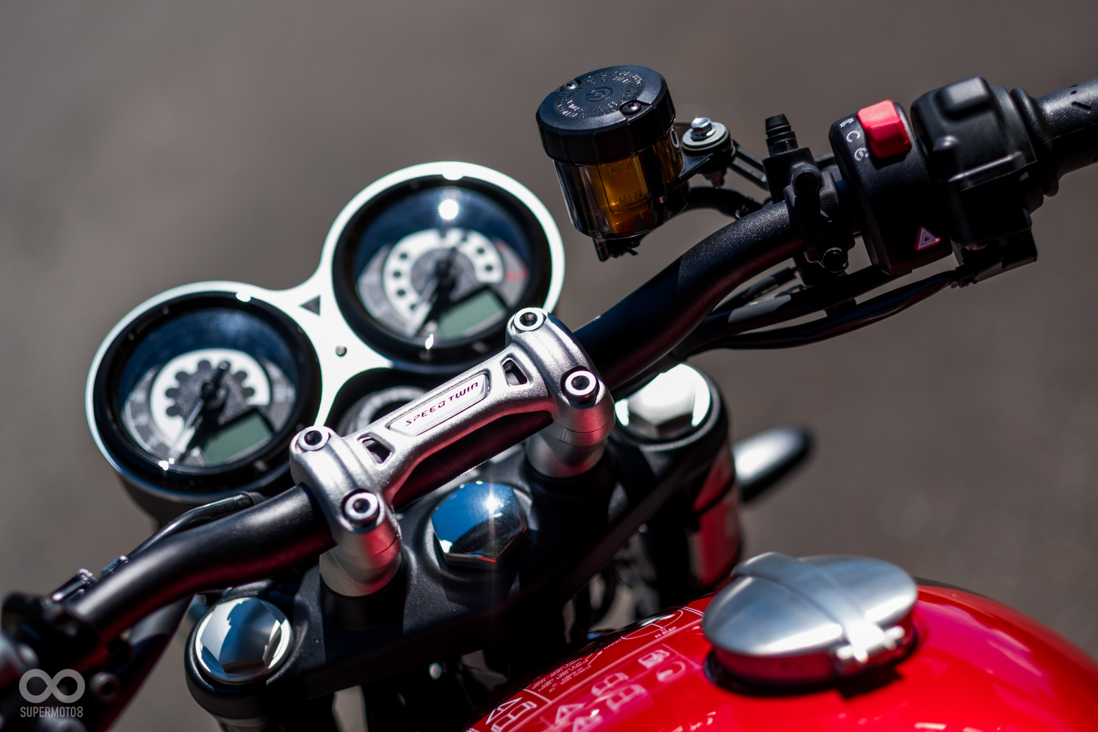 三角台上有著Speed Twin的銘牌