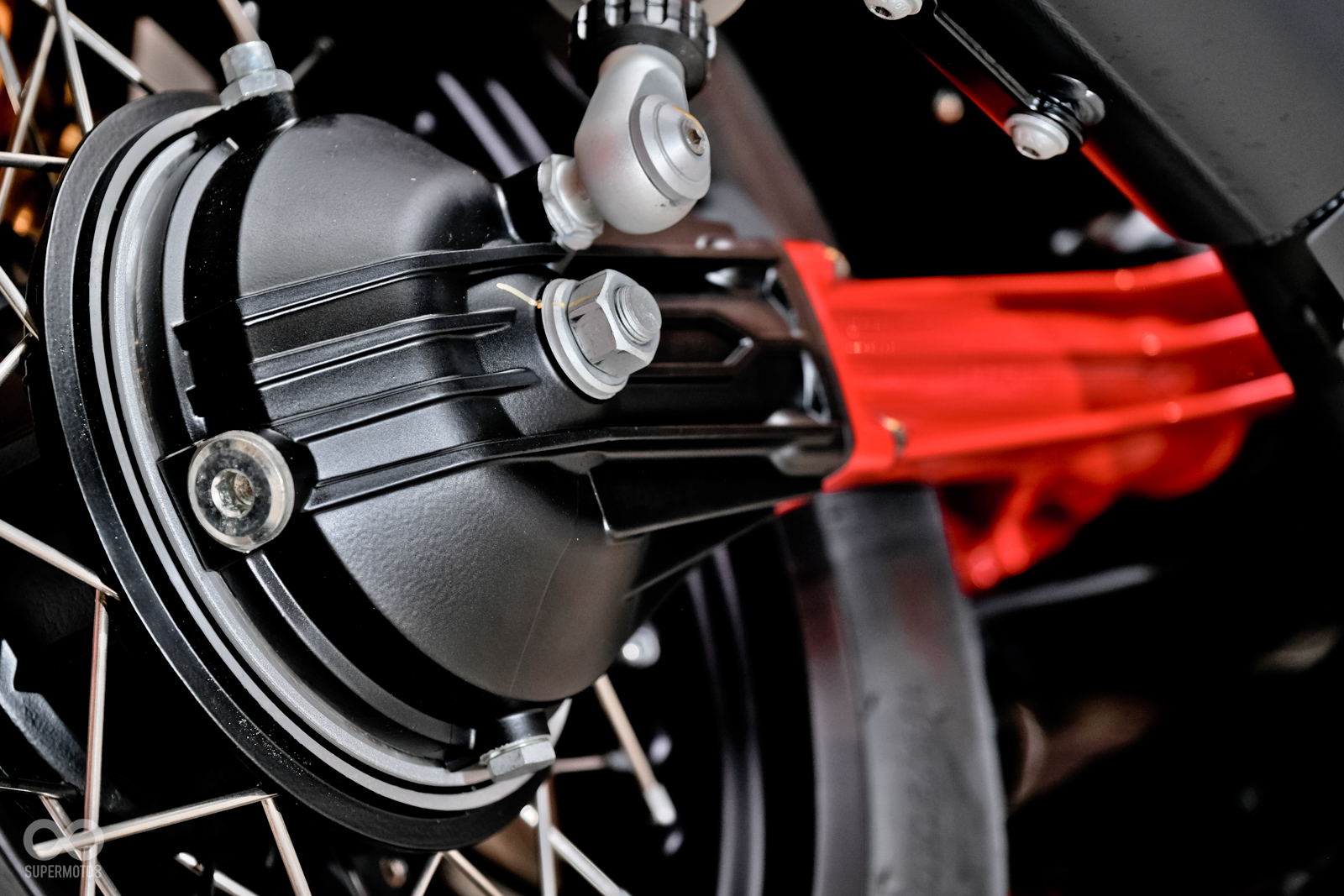 Moto Guzzi除了縱置V-Twin的另一大特色傳動軸,搭配車架的紅色,也改成了紅色塗裝