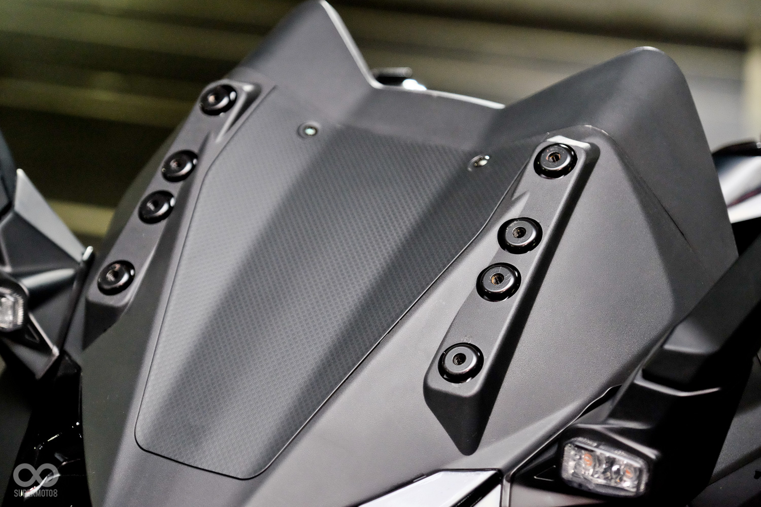 透過風鏡下方兩組鎖點，車主可依自身需求調整風鏡的高度