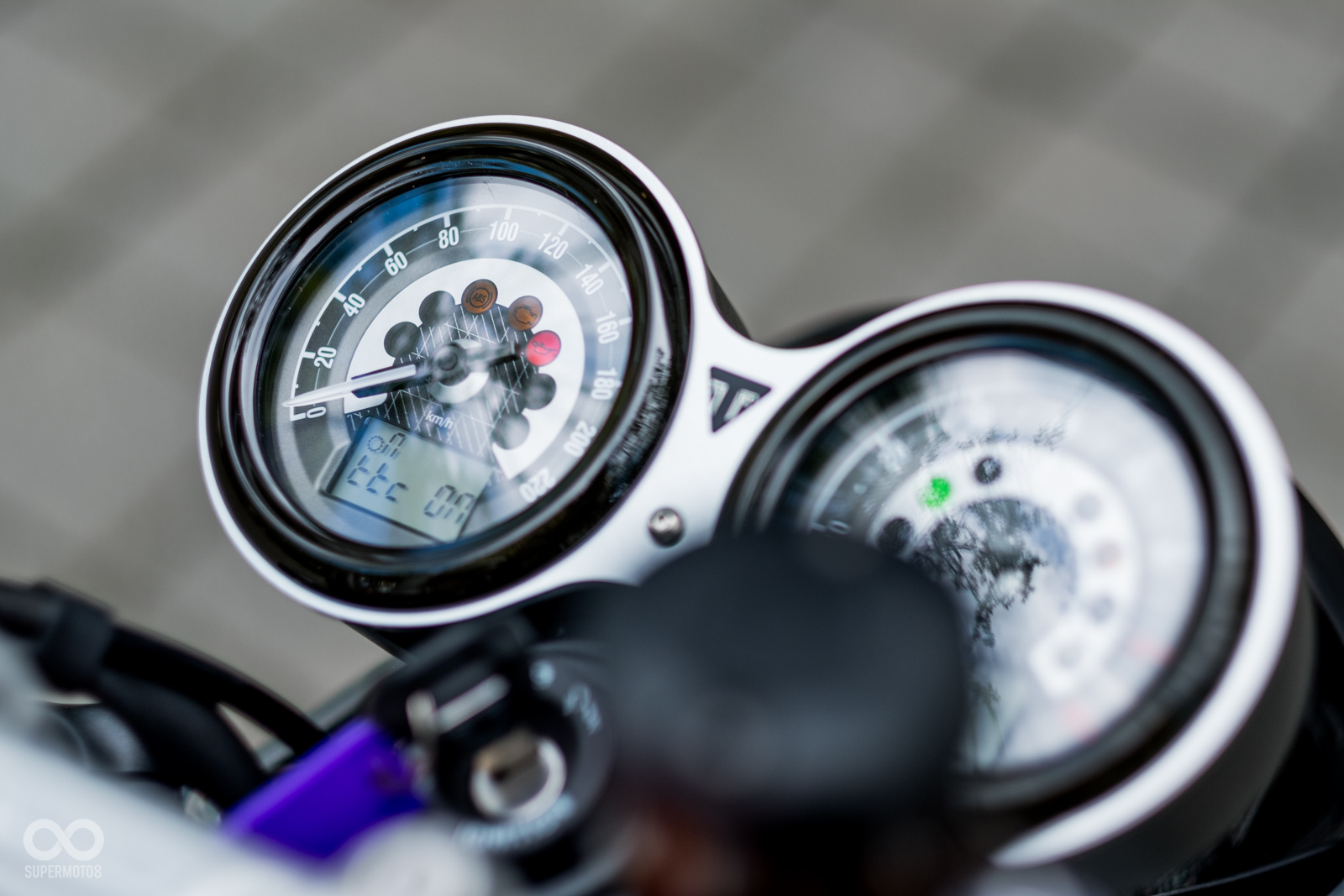 儀表內的液晶顯示可以看到循跡系統的狀態，另外在儀表底部也有相當精美的壓紋設計