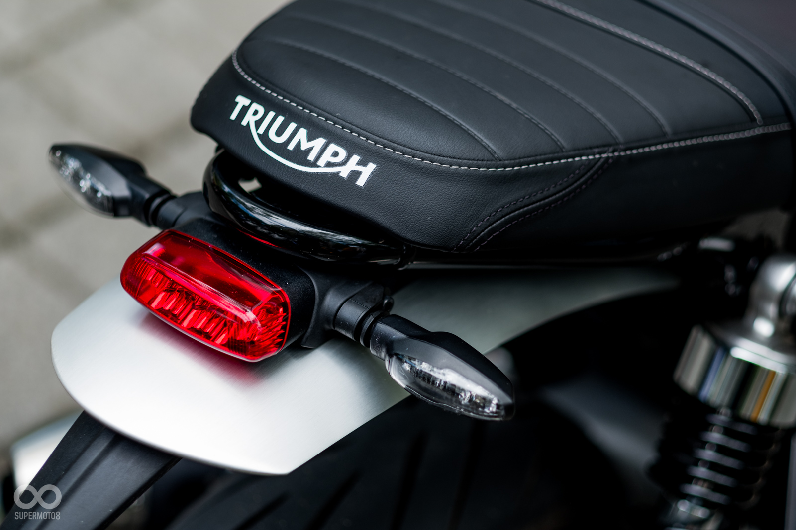 這個短尾鋁質拉絲銀擋泥板，搭配上小巧玲瓏尾燈的組合，讓Speed Twin在貴族氣息中飄散出一股有如Scrambler的壞壞惹人愛氛圍