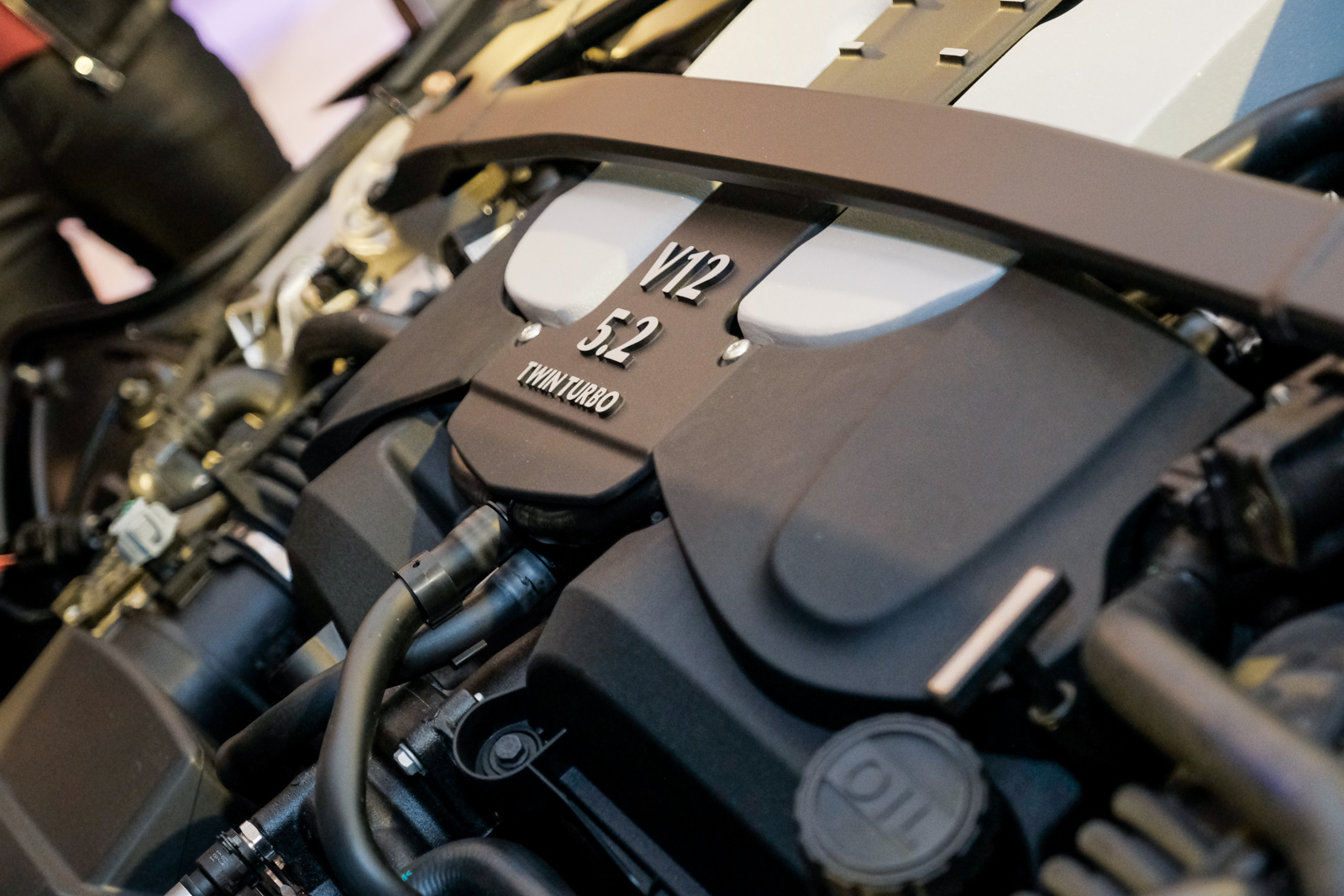 DBS Superleggera採用5.2升V12渦輪增壓引擎,最大馬力為725PS與900Nm最大扭力,性能相當強悍