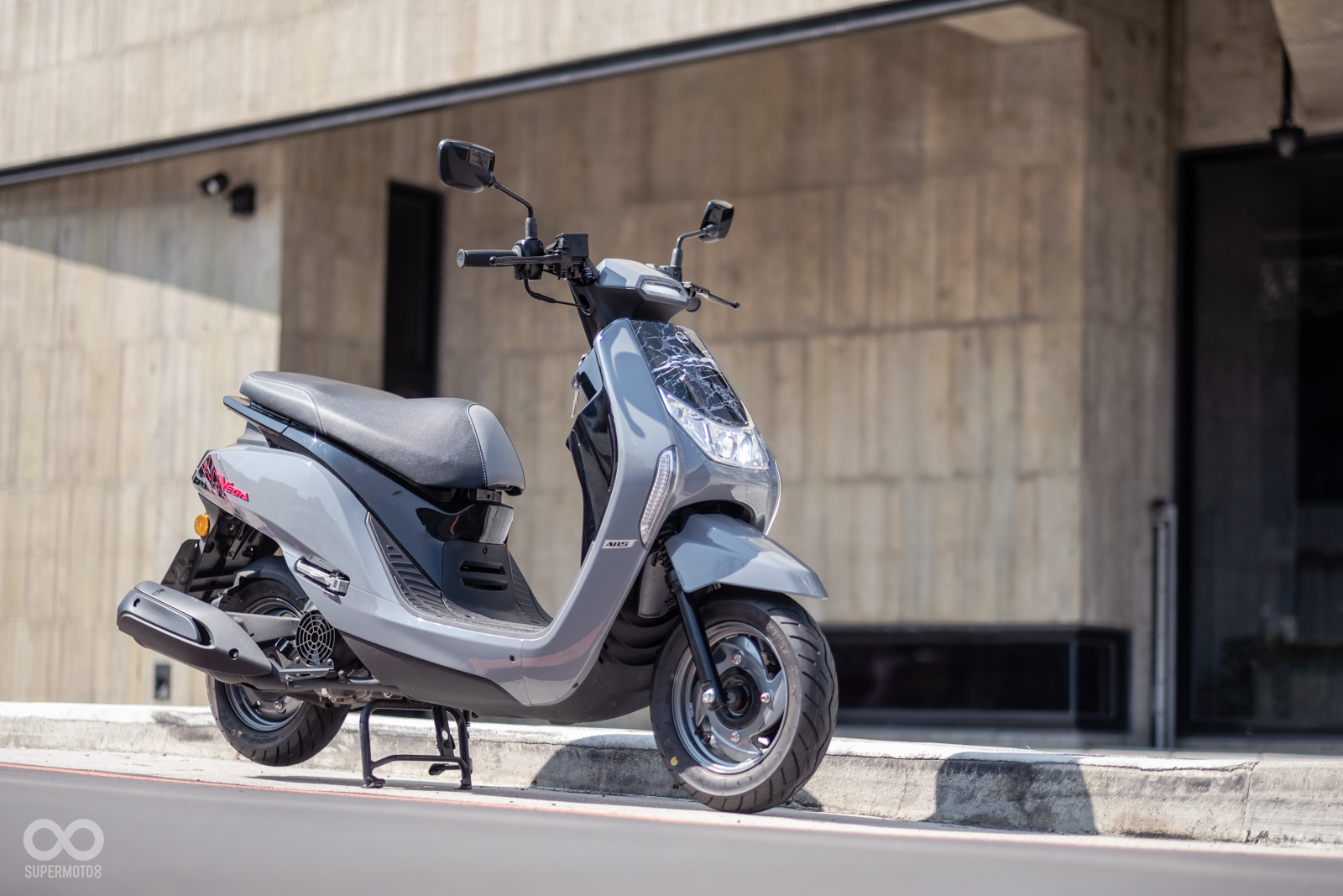 繼去年與周董潮牌「PHANTACi」聯名後，今年SYM VEGA 125又推出「大理石紋」來搶攻潮流車迷市場