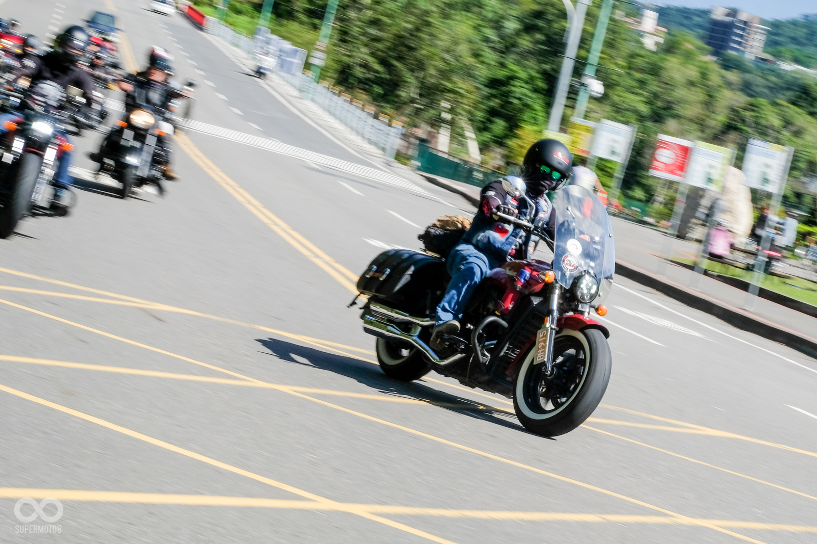車隊進入向山遊客中心