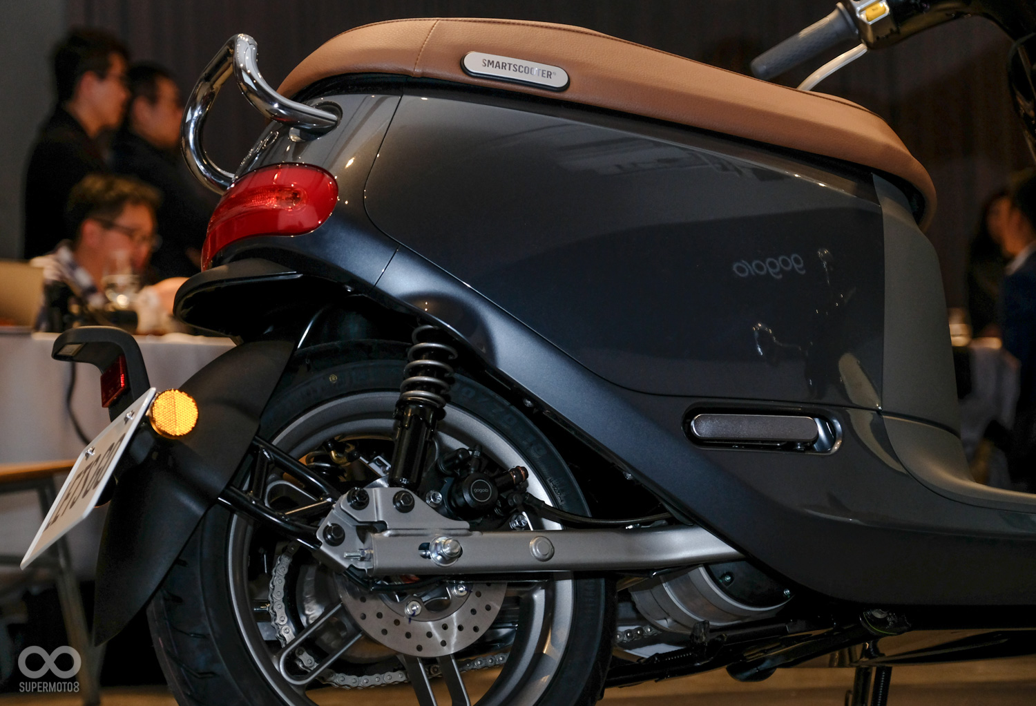 懸吊與搖臂搭配車上的電鍍間，也都換成了鈦銀色