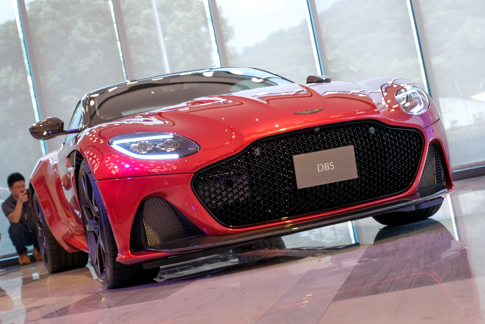 ASTON MARTIN經典的車頭水箱護蓋造型