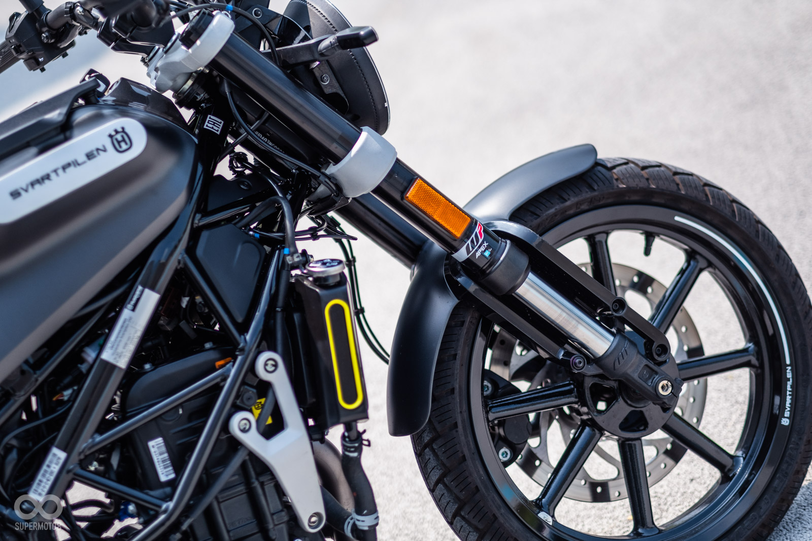 WP APEX 43mm倒叉;水箱兩側以亮眼的黃色點綴