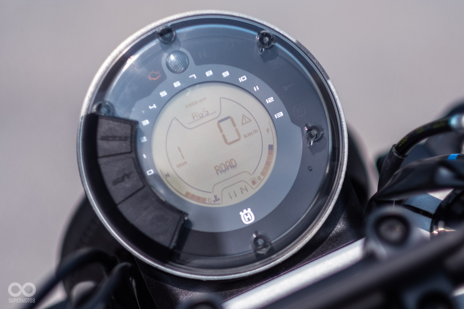 小巧的單色液晶LCD儀表,內部資訊相當完整,但外殼會反光影響辨識度