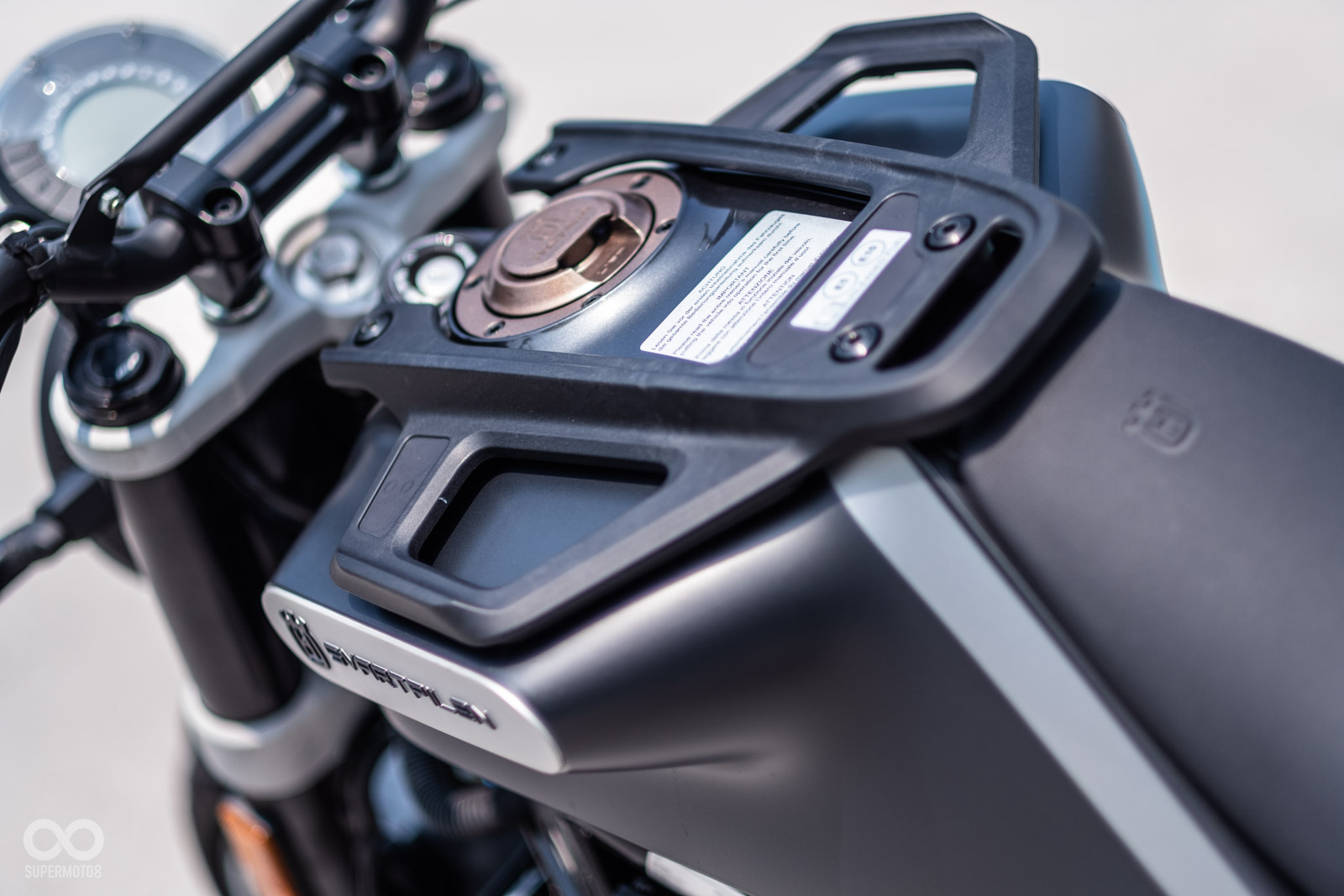 Svartpilen家族特色的油箱架