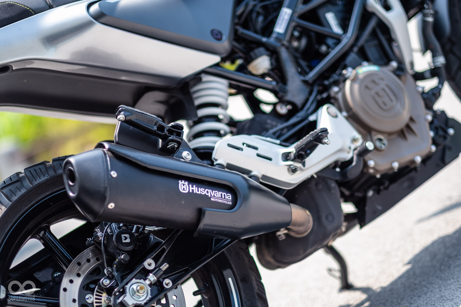 腳踏使用前後一體式設計;排氣管防燙蓋造型也非常特別