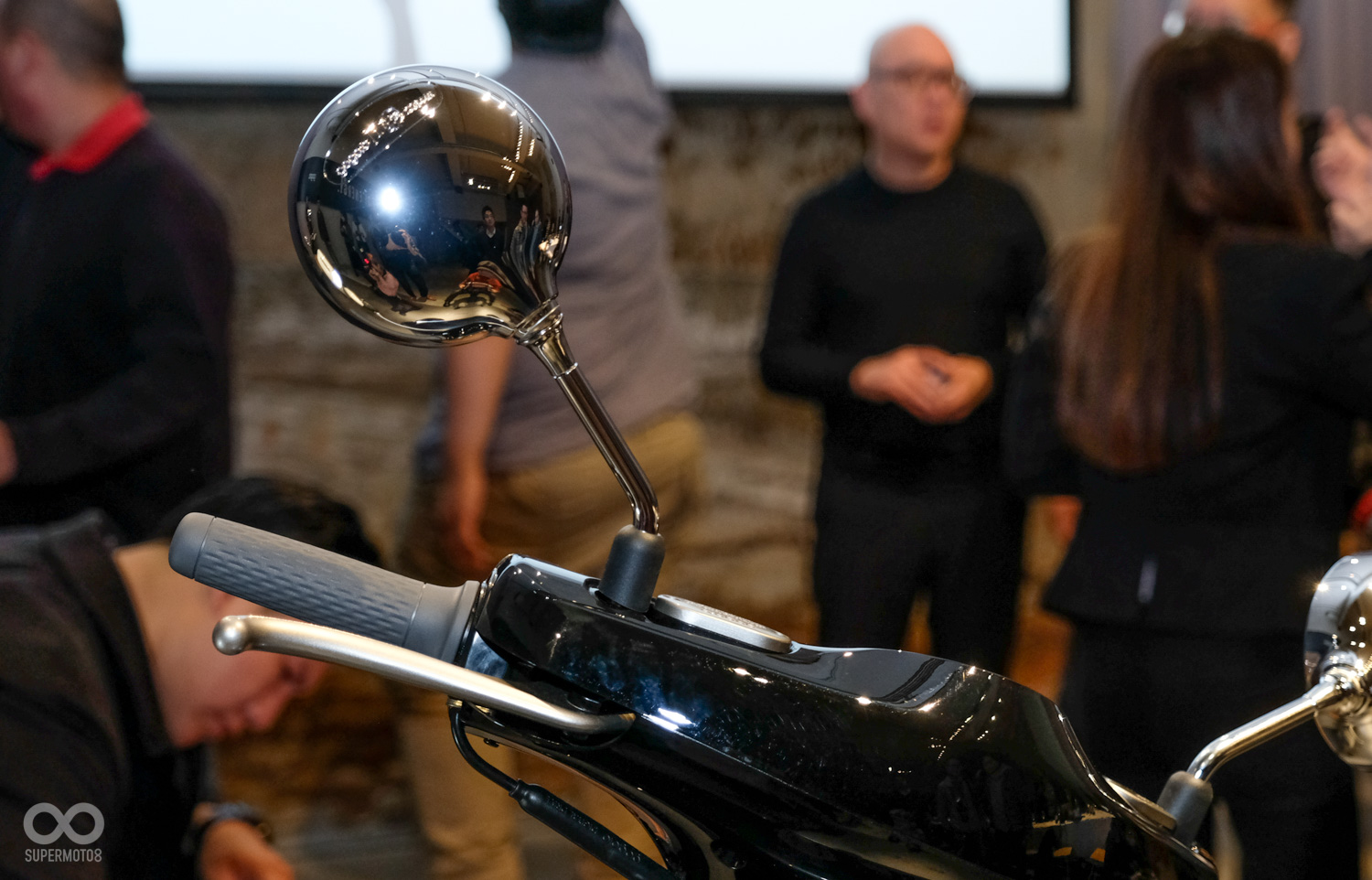 電鍍的後照鏡很有份量，相當有質感