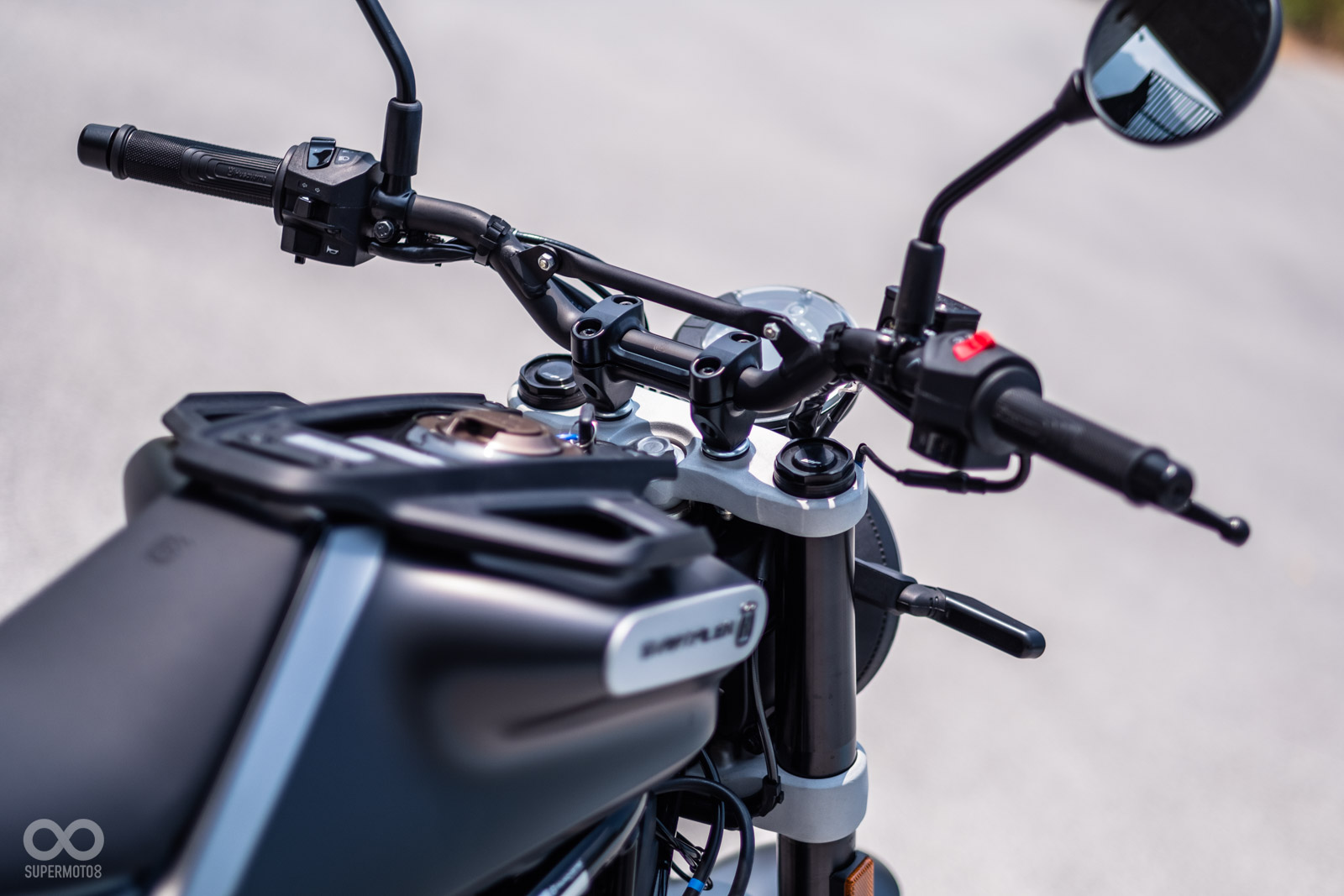 Scrambler風格的寬把