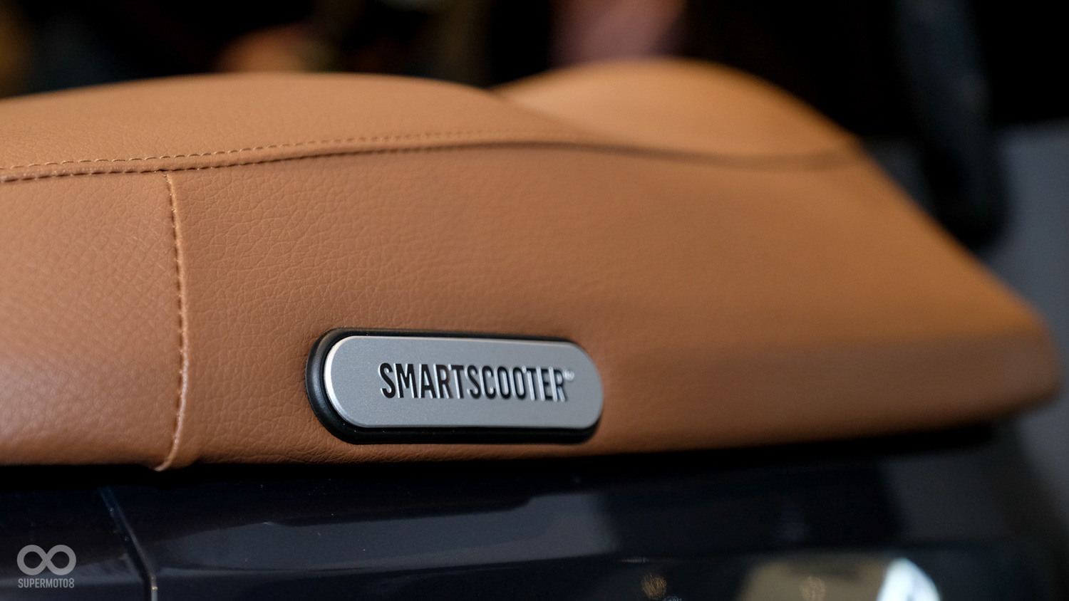 椅墊上的名版更添質感