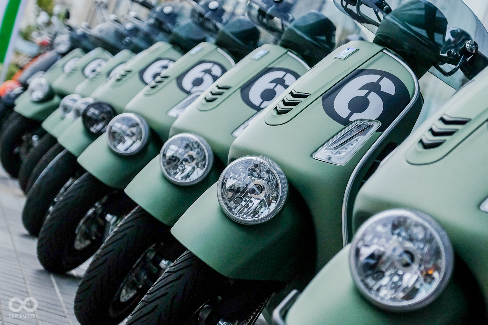 在飯店門口一字排開的Vespa GTV 300 Sei Giorni相當壯觀