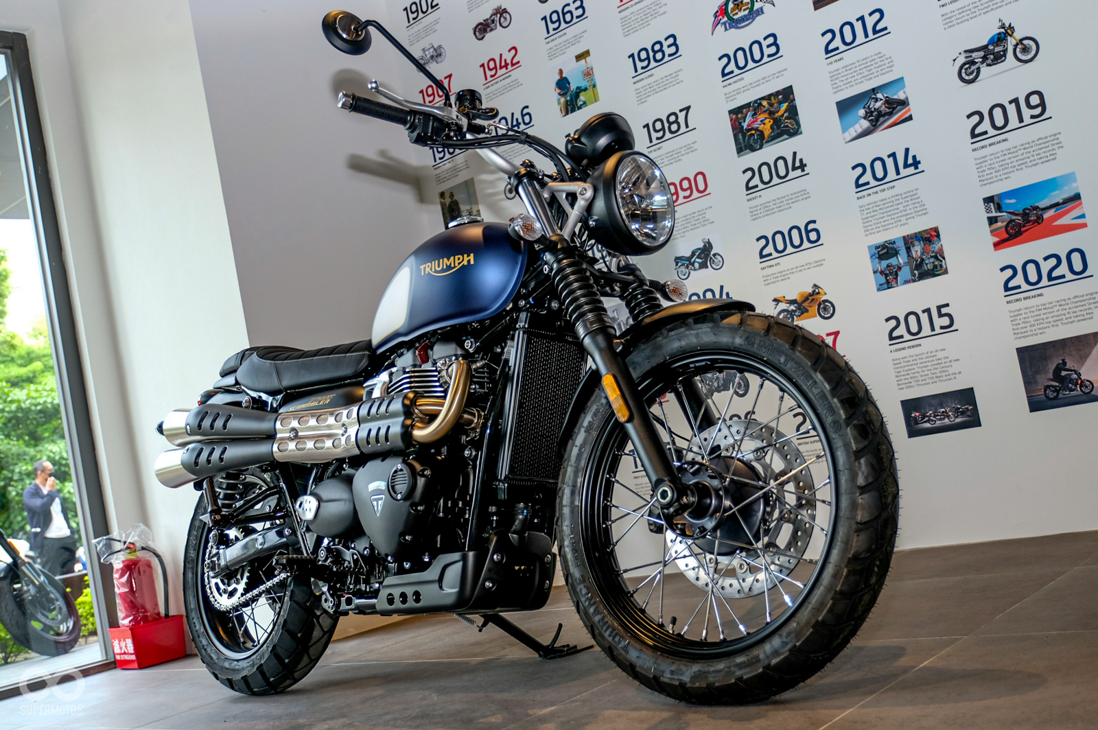 STREET SCRAMBLER在全新的顏色搭配下,狂野壞男孩的氣息收斂許多,反而呈現出一種反差美感