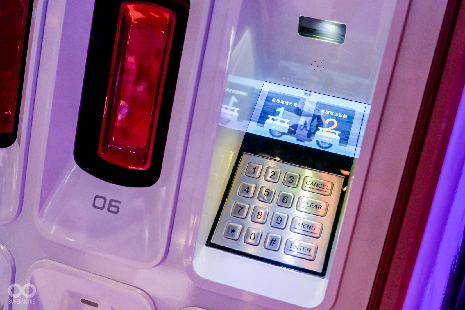 如果車主未攜帶手機,也可透過一旁的螢幕輸入密碼操作