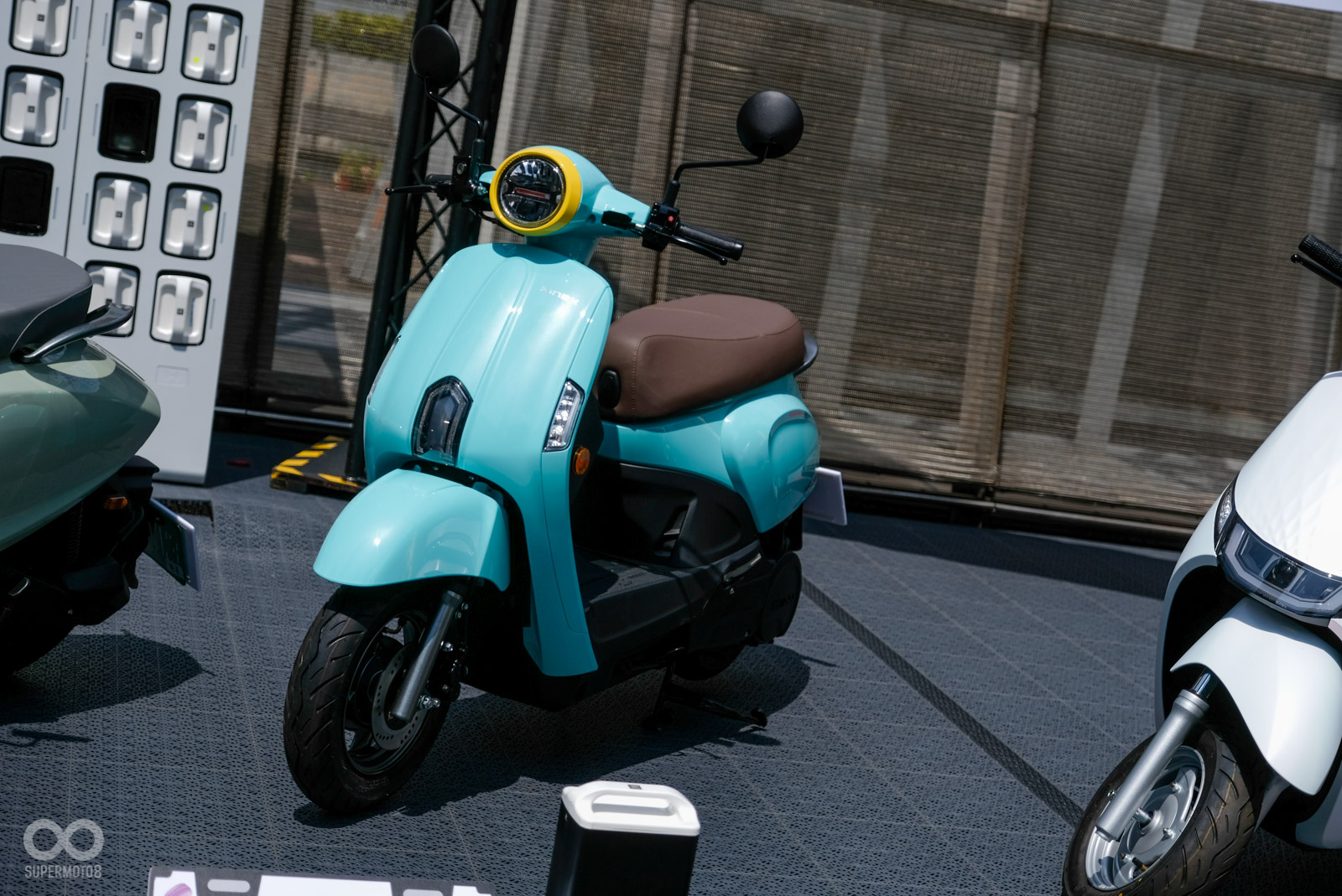 MANY MACARON在燈殼、前面板和後扶手做出小改動