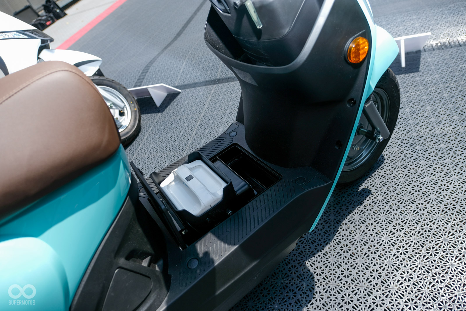 換上Ionex 3.0電池,位置一樣在腳踏內部