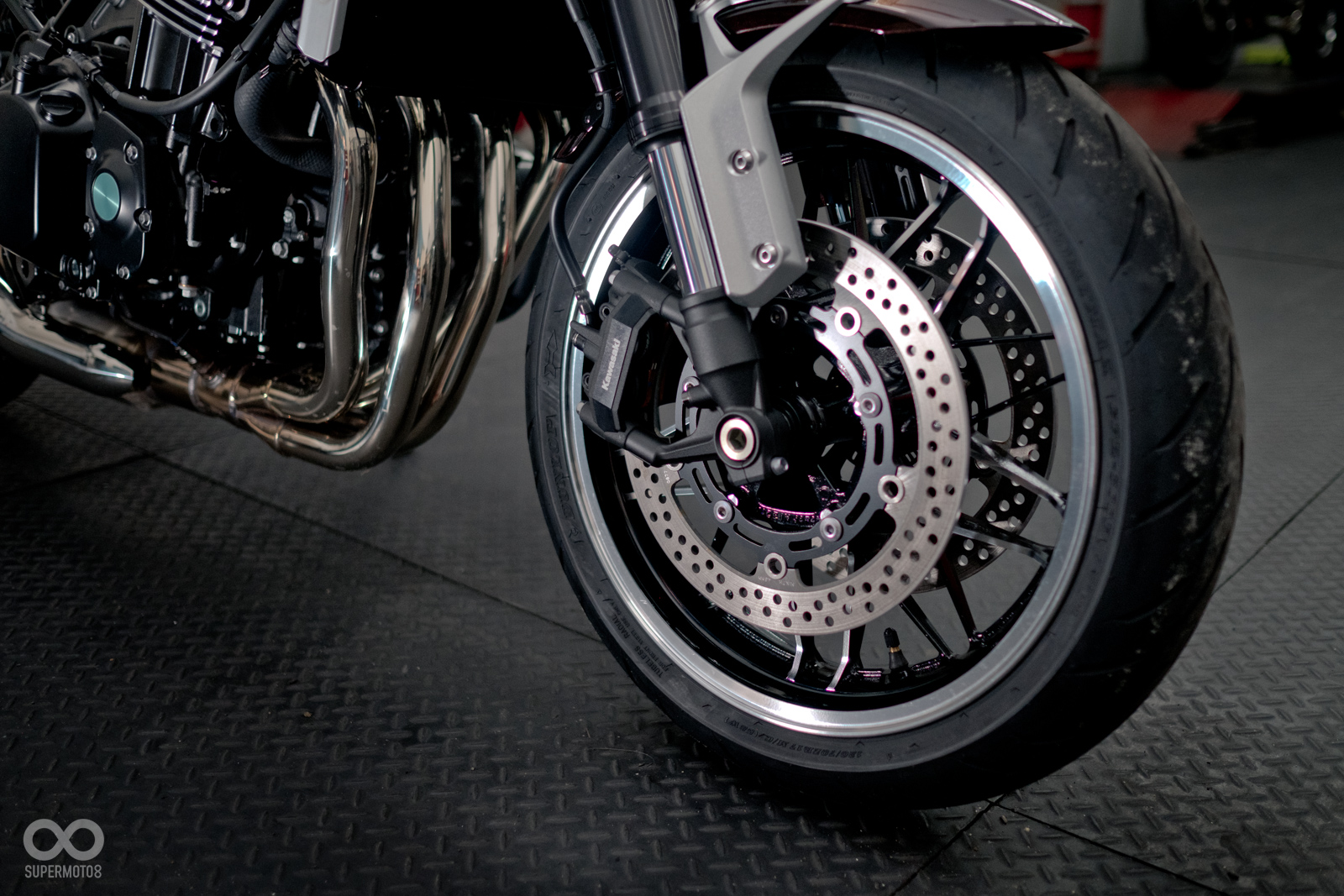 雙300mm碟盤搭配輻射卡鉗,ABS當然是標準配備