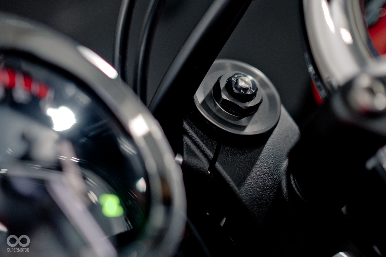 前懸吊採用了41mm 預載阻尼可調倒叉