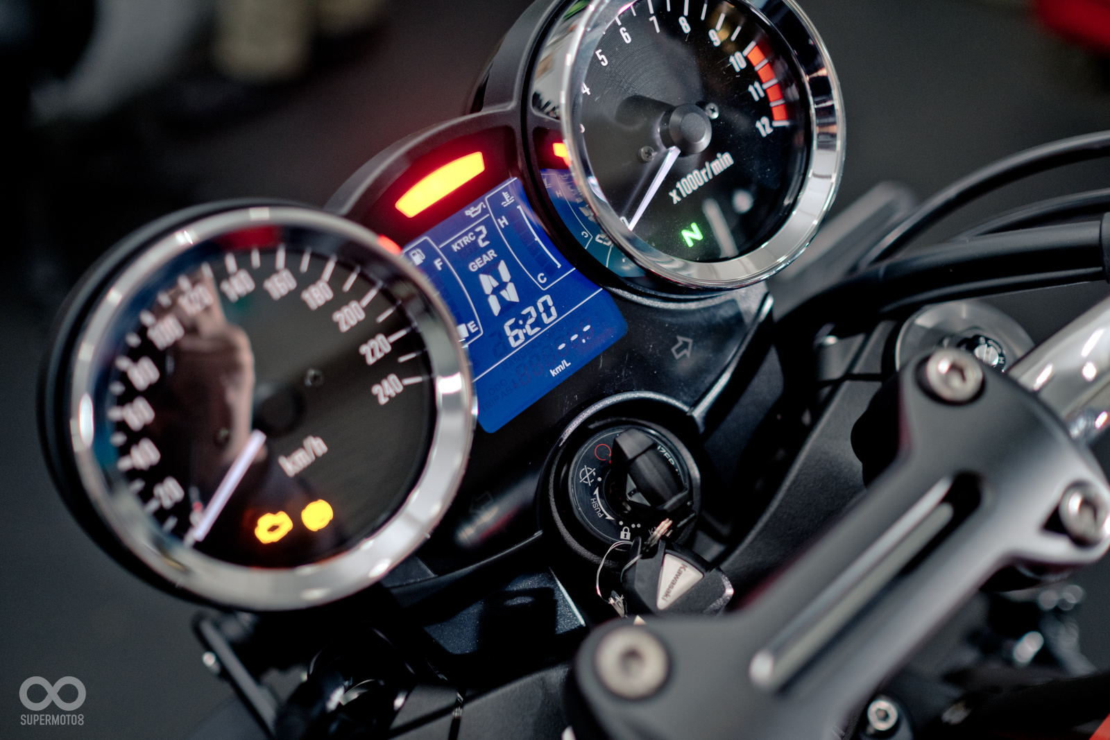 左右保有經典的雙環,中間則使用高辨識度的單色數位儀表