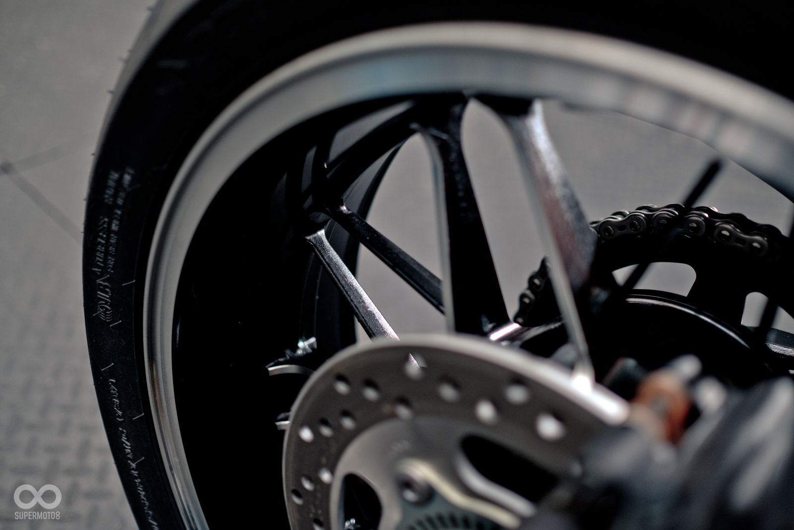 雖然並未用上經典的鋼絲軭,但20爪鋁合金輪軭依舊迷人且更利於保養