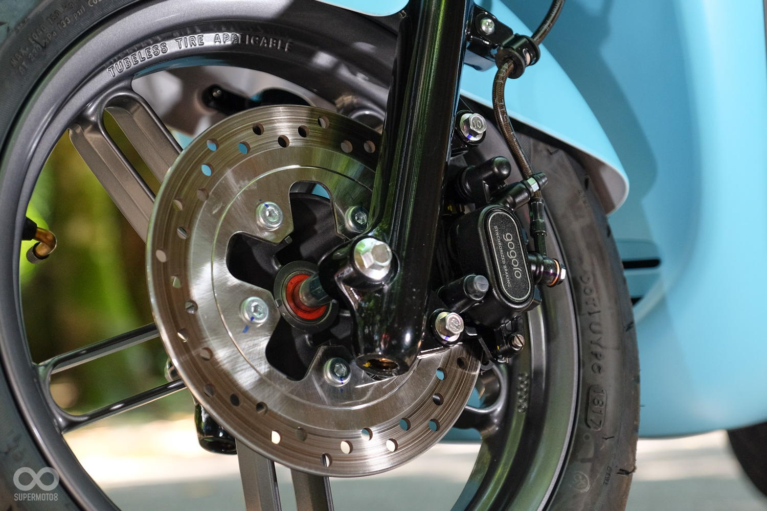 Gogoro2前碟規格為220mm，搭配的是單向雙活塞卡鉗，並具備SRS 同步煞車功能