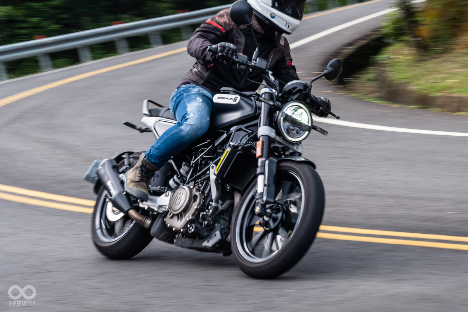 引擎偏高轉速的設定,讓Svartpilen 250必須維持在6000-9000轉的區間才比較有力