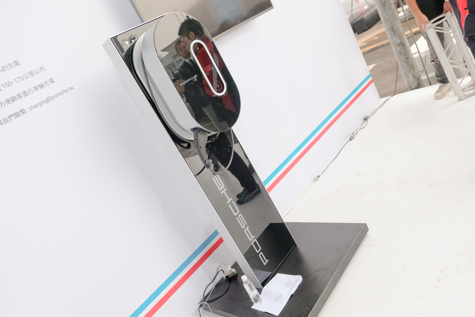 除了1:3的模型之外,現場也有充電樁的展示