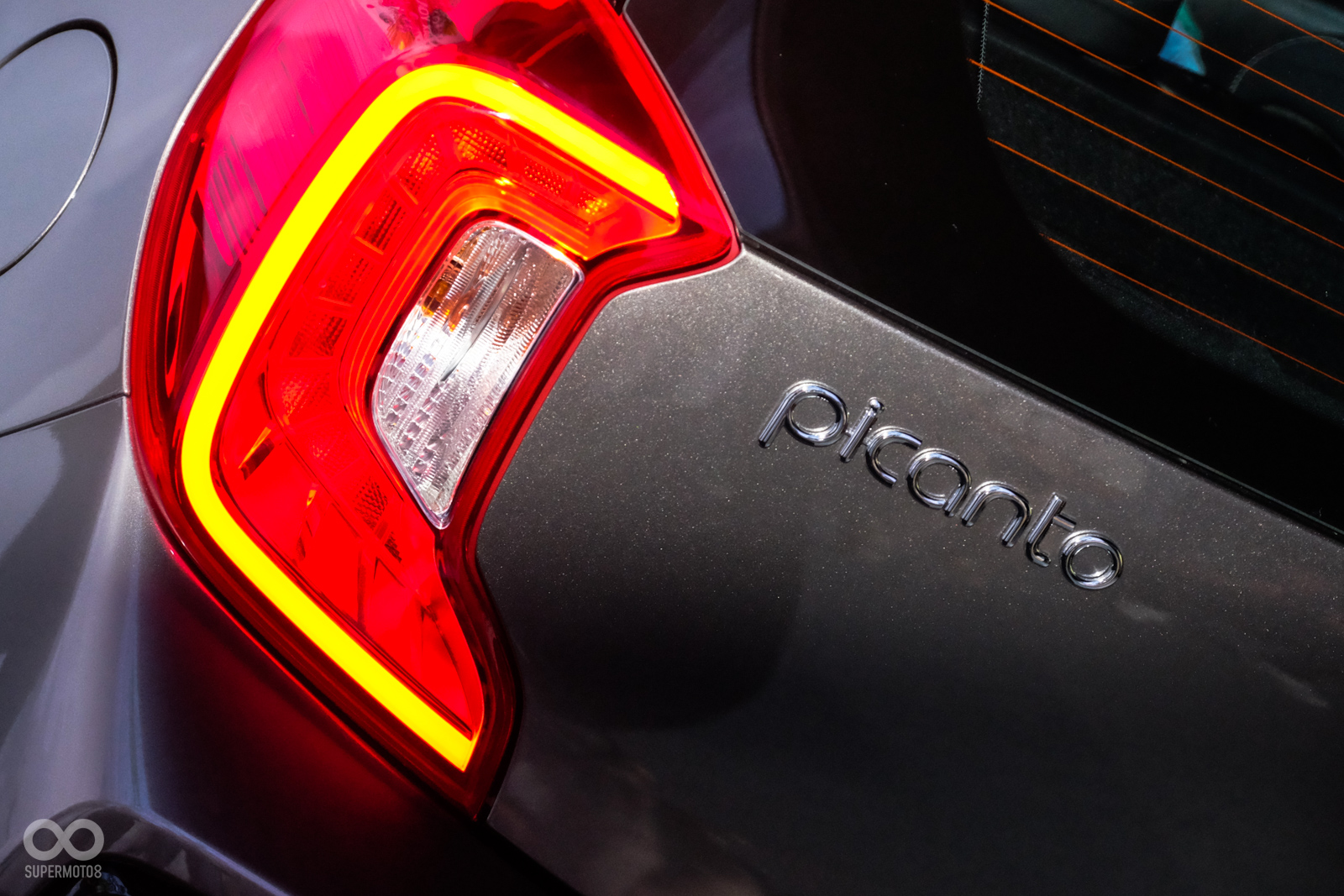 前後車燈都採用了LED燈條式的日行燈,外型搶眼又安全