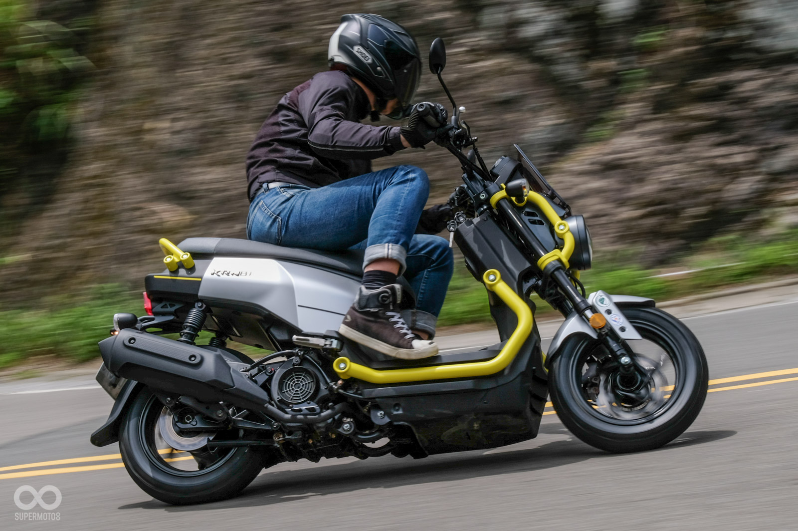 KRNBT的寬把,對於身高180公分的筆者來說有相當充裕的空間感