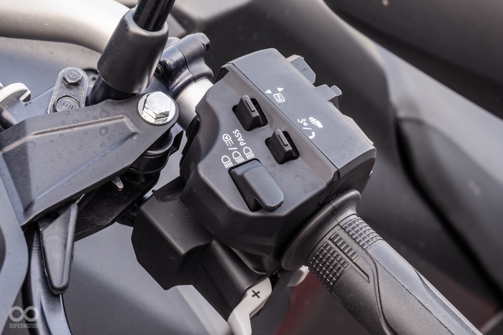 右邊把手上方還有額外的自訂鍵與螢幕操控鈕等,需要花一點時間學習如何操作