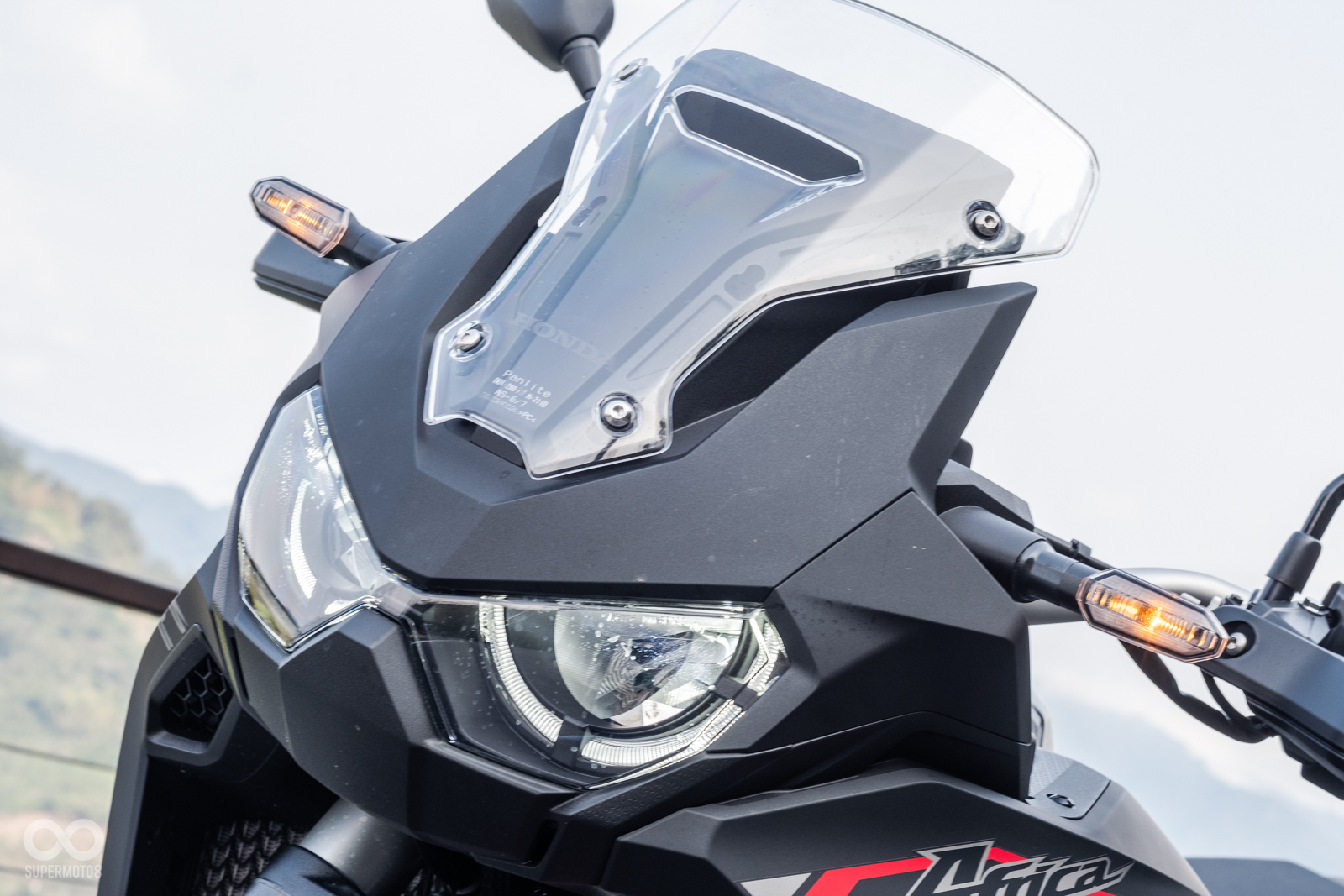 採用左右雙眼設計,頭燈與外圍定位燈,會根據環境光自動調整亮度