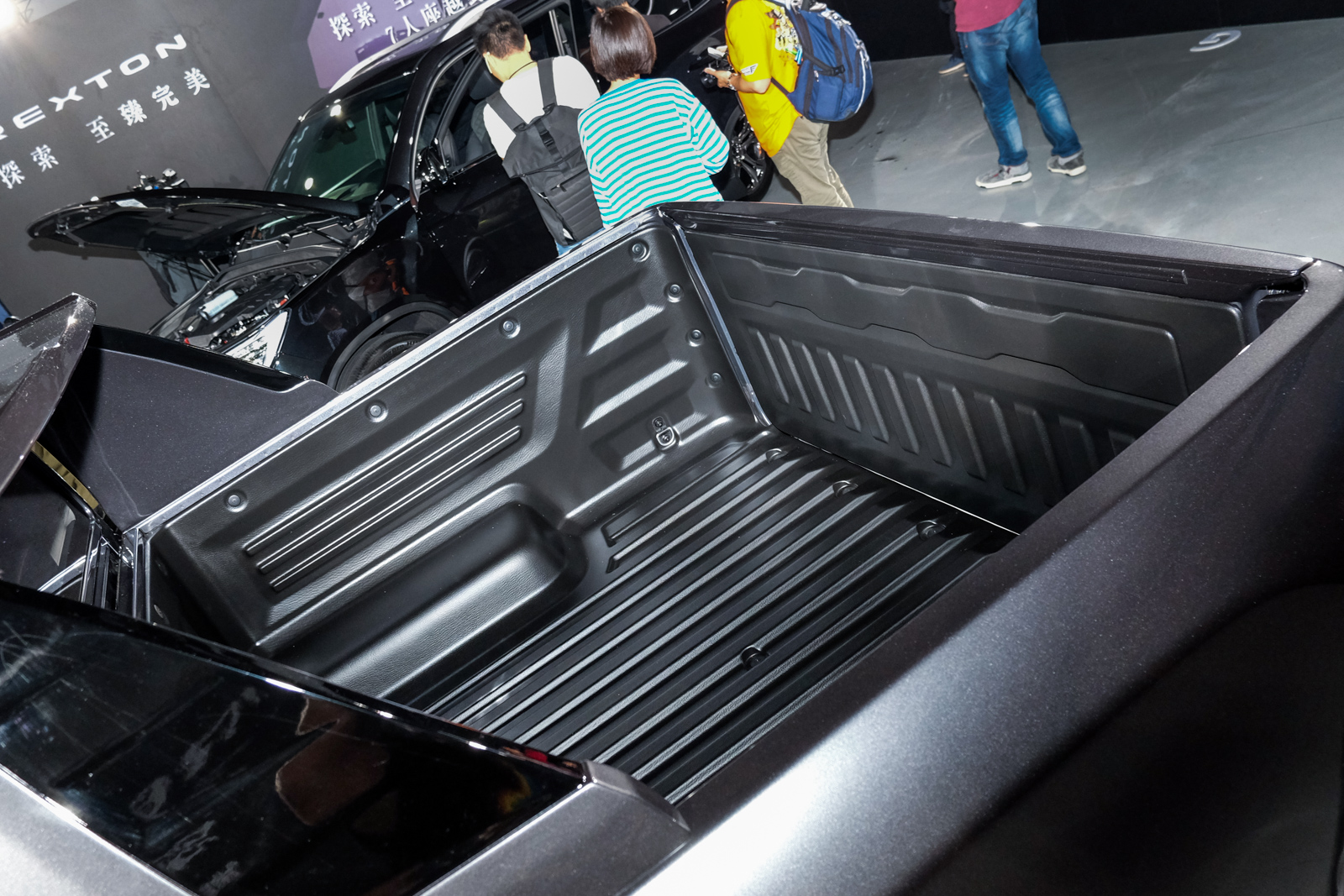 Rexton Sport身為皮卡車，最吸引人的莫過於後方斗大的後斗，擁有1011公升的容量加上12V電源插座以及便利掛勾等方便的設計，讓車主能自由運用後方的巨大空間