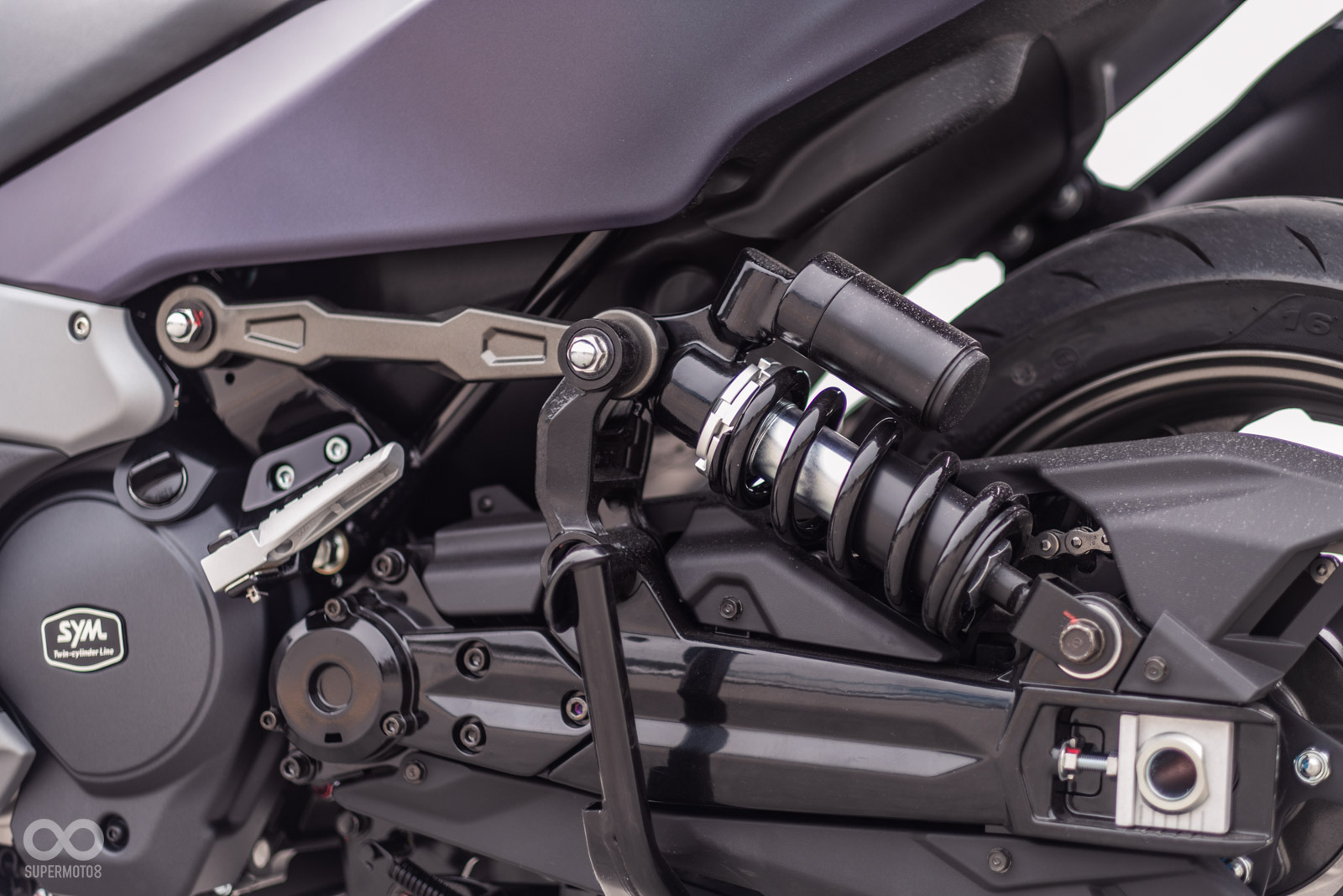 六連桿單槍後避震，具備預載可調