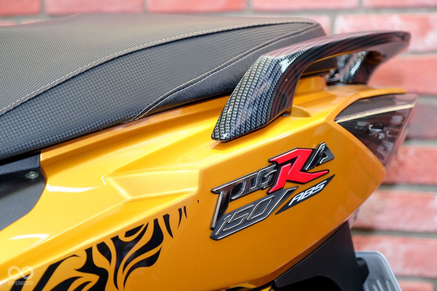 車身使用仿碳纖和經典黑色虎斑線條點綴