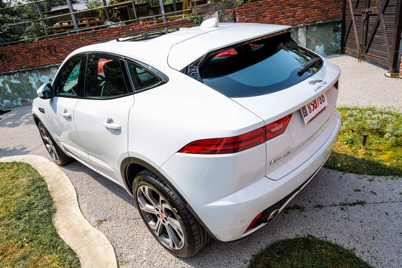 俐落的車尾線條以及小擾流板的設計，給予E-Pace更有戰鬥氣息的臀部視覺