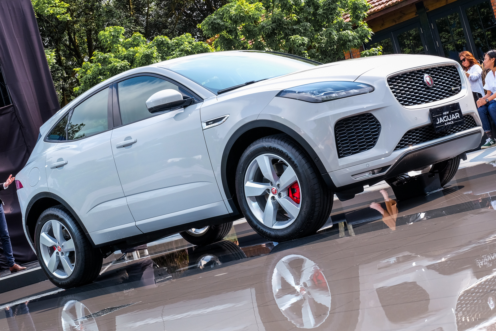 E-Pace傳承了Jaguar經典的車頭設計語彙，整體看來非常高貴帥氣