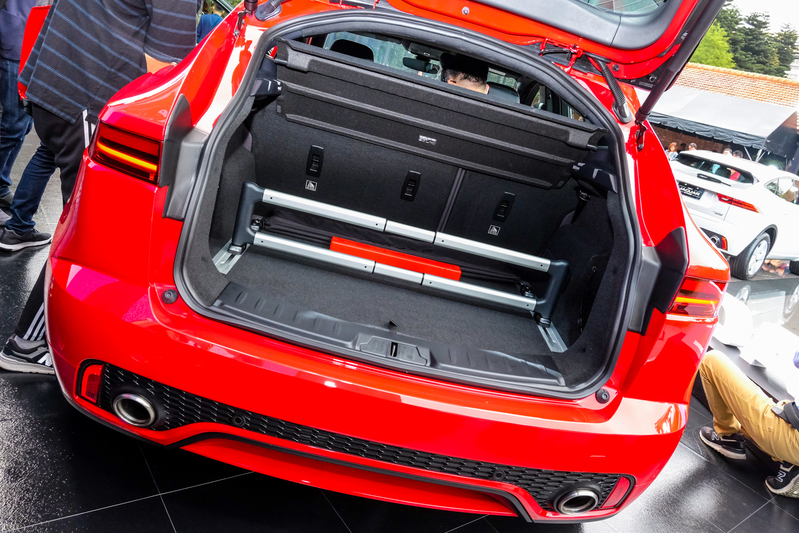 傳承Jaguar家族性能血統之餘，E-Pace也不忘自己身為小型SUV的職責，透過60：40分離傾倒式後座，可以讓行李箱空間增大至1,234公升的容量