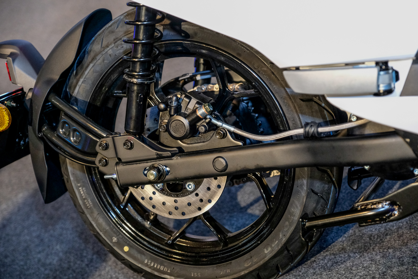 前、後懸吊系統採用Gogoro 2的設定,但是馬達是S2規格