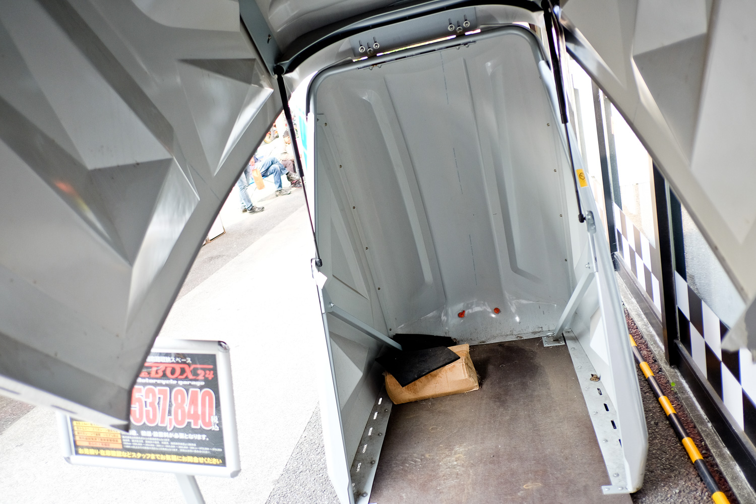 裡面空間非常大,公升級仿賽或美式車款都能用,還可以上鎖