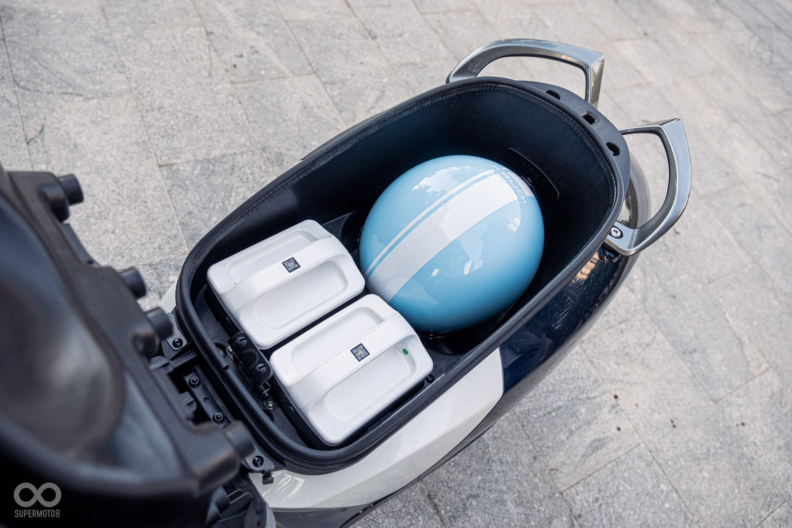 電池改為雙電池設計，後方依舊可放入3/4安全帽