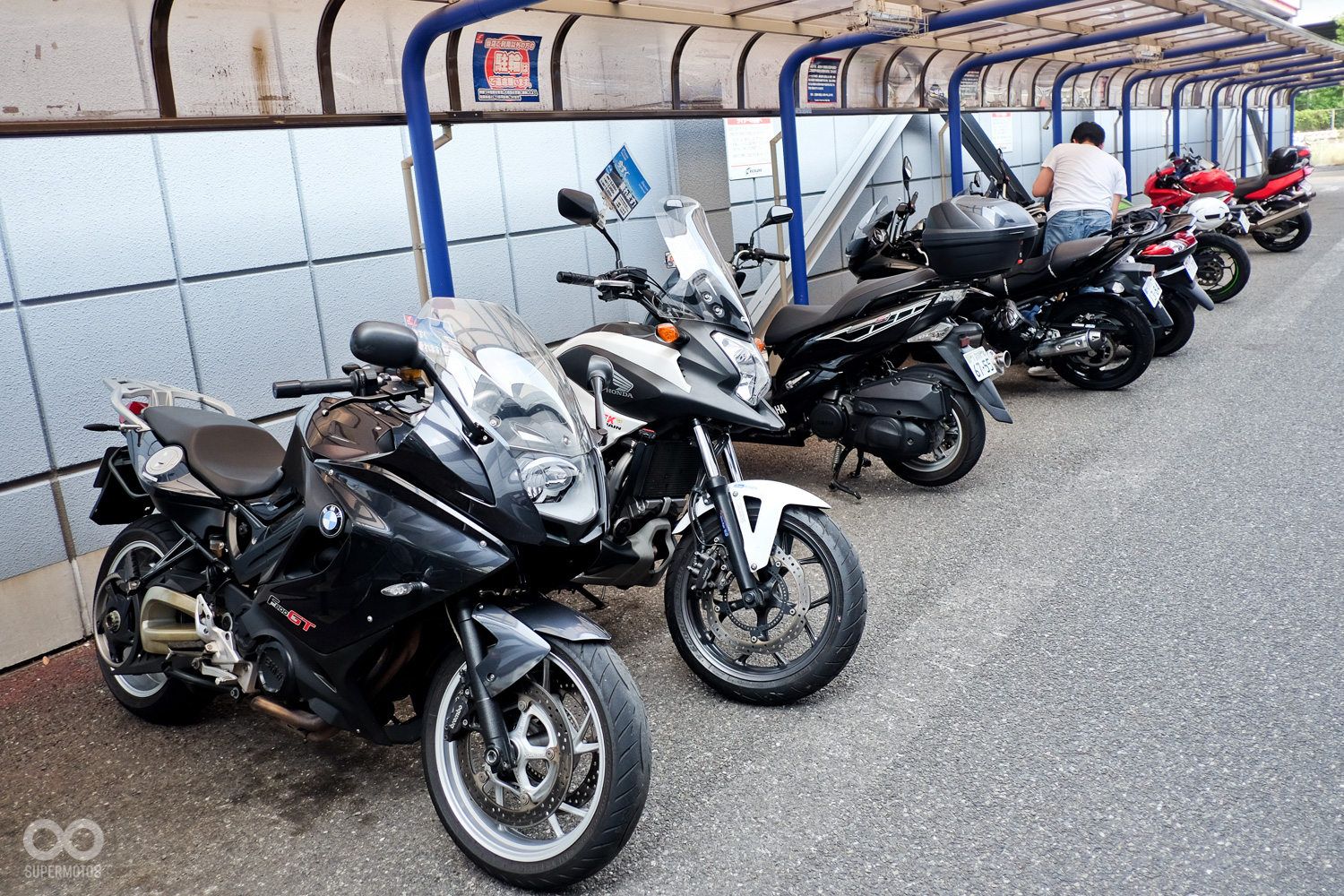 日本是機車大國,有些在台灣被視為稀世珍寶的車在這裡卻不那麼珍貴,反而相當普通,來這裡記得順道去停車場逛逛,或許會看到甚麼奇形種