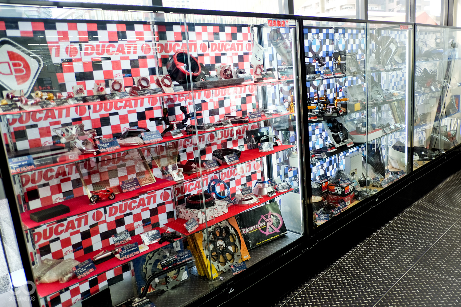 入口顯眼處有些許特價品,內容會隨時更動