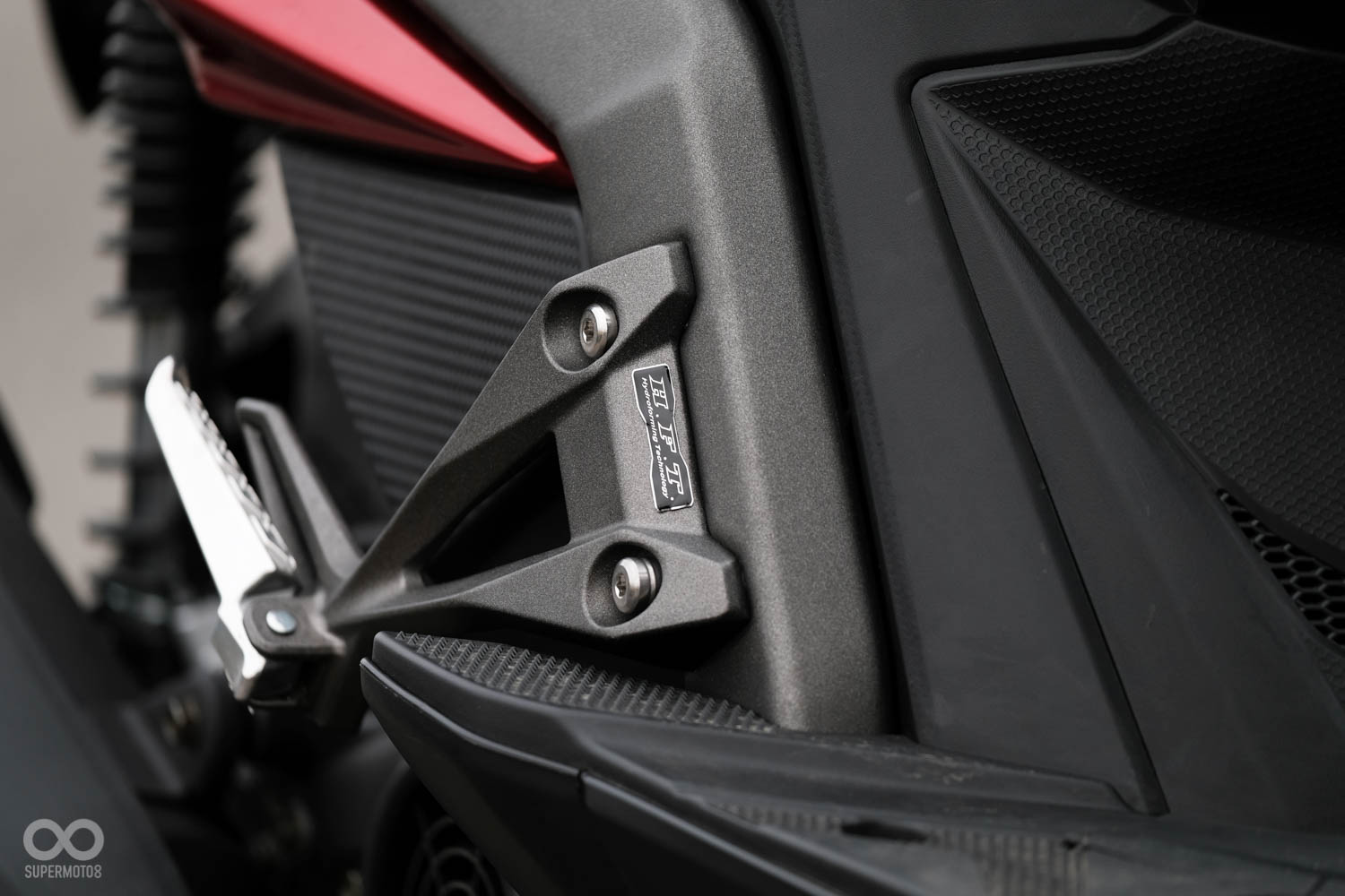車架兩側貼上了HFT Hydroforming Technology液壓成型的銘版