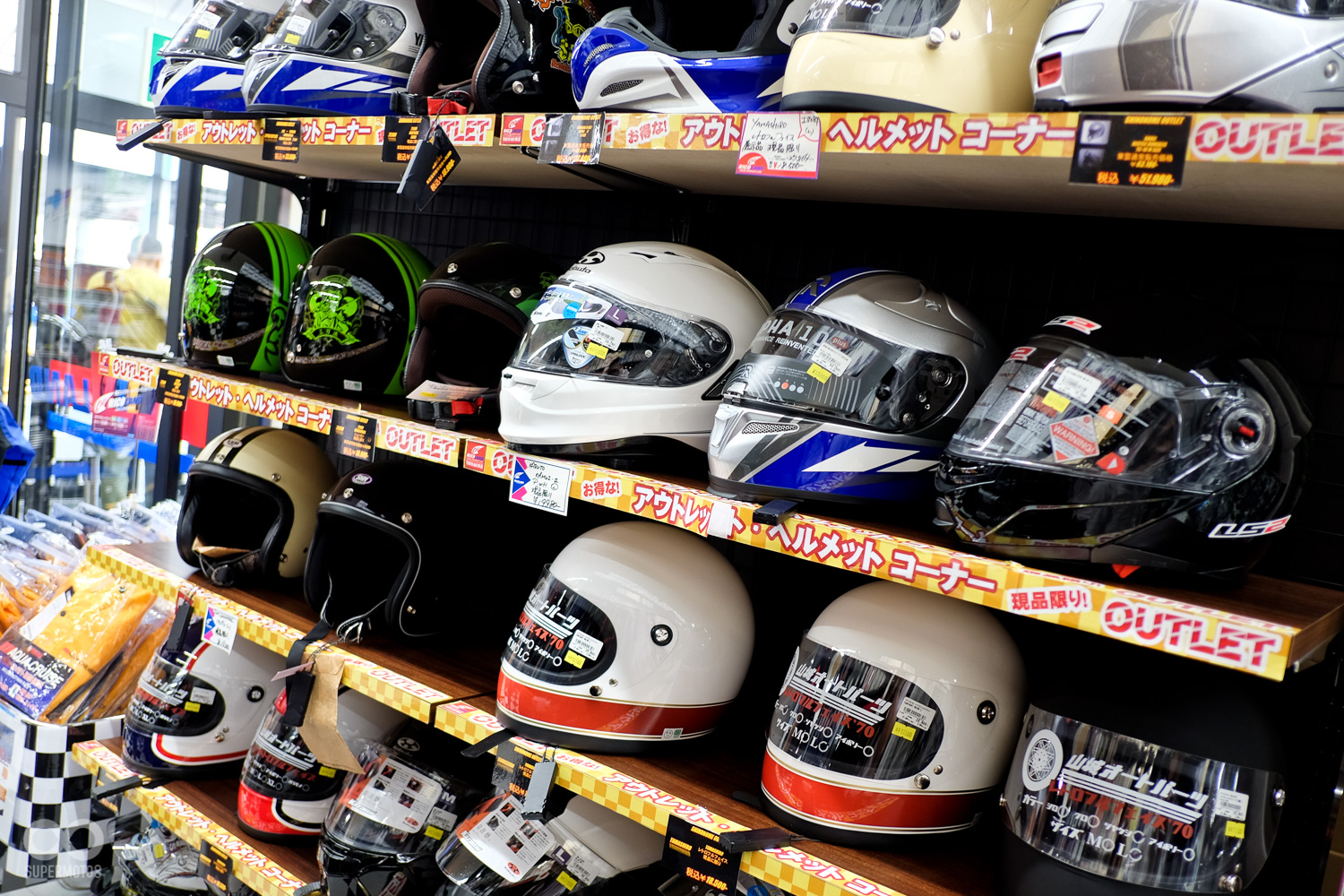 來到日本,最開心的就是那些喜愛休閒風格的騎士了,光復古帽就有許多台灣沒有的選擇,同樣自由試戴